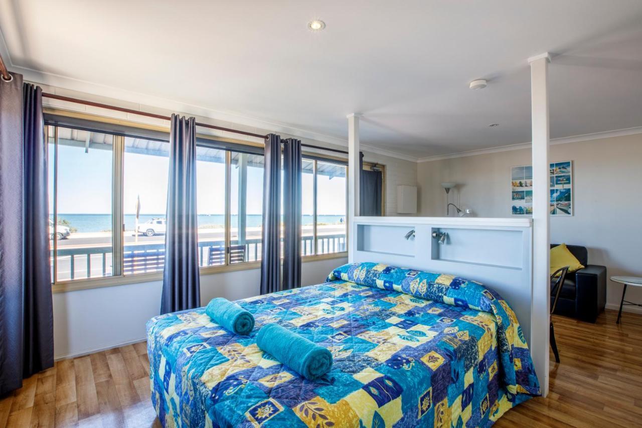 Shark Bay Seafront Apartments Denham Eksteriør billede