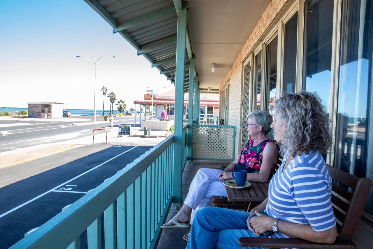 Shark Bay Seafront Apartments Denham Eksteriør billede